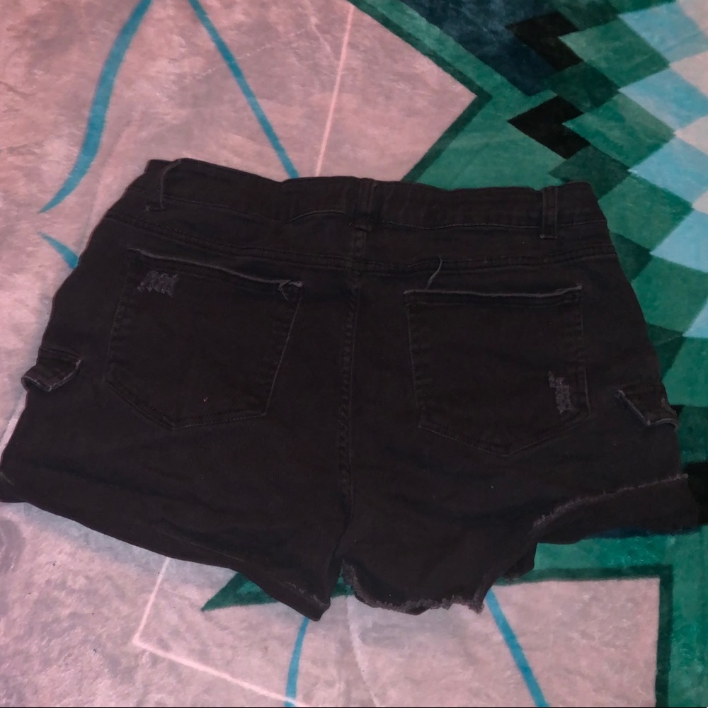 Short shorts - Picture 2 of 2